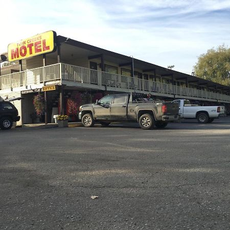 Twin Creeks Motel Lumby Buitenkant foto