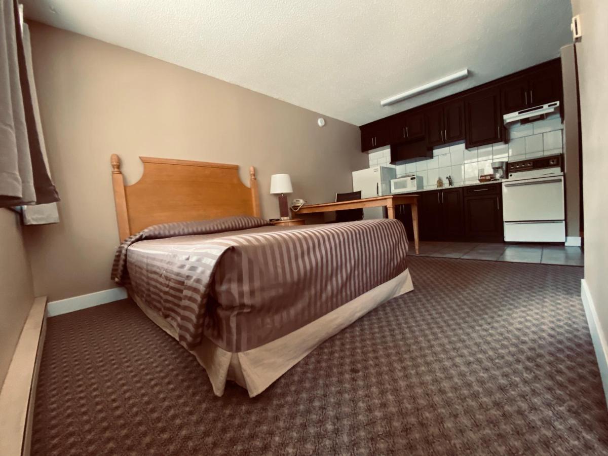 Twin Creeks Motel Lumby Buitenkant foto